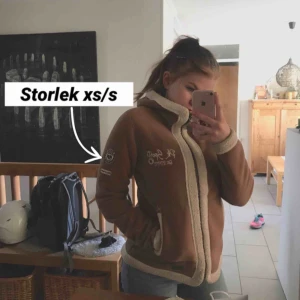  - Teddy jacka PK sports Super skön jacka som jag har använt som ridjacka under en liten period. Storlek xs/s, är i jätte fint skick! Nypris: 1299 kr