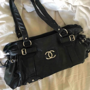  - Svart väska med silverdetaljer