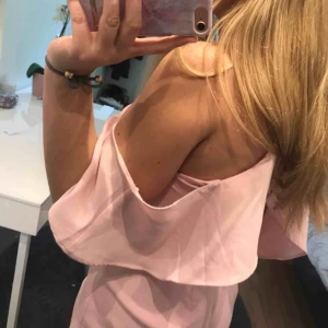  - Sååå fin playsuit i finaste rosa färgen! Fina detaljer med volanger över armarna☺️ endast använd en gång, köpare står för fraktkostnad!