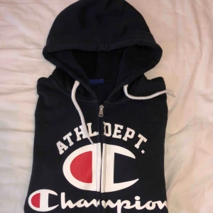  - Jättegin hoodie med dragkedja från Champion, aldrig använd! Storleken är small i herr. Priset är exklusive frakt