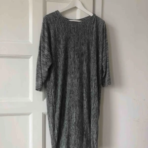  - Fin och bekväm klänning från COS, köptes för 500 kr, använd ett fåtal ggr. 