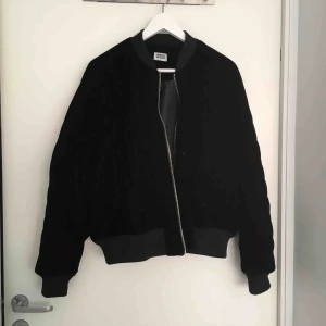  - En bomberjacka i sammet från weekday, SKITSNYGG! Använt en del men i bra skick. Finns ett ställe där lite ludd kommit ut ur jackan då den är lite fodrad, men inget som inte går att fixa snabbt.