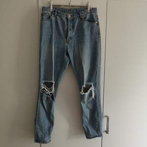 Jeans från monki! Avslappnad passform med slitningar över knäna 😊 i priset ingår frakt 🌻