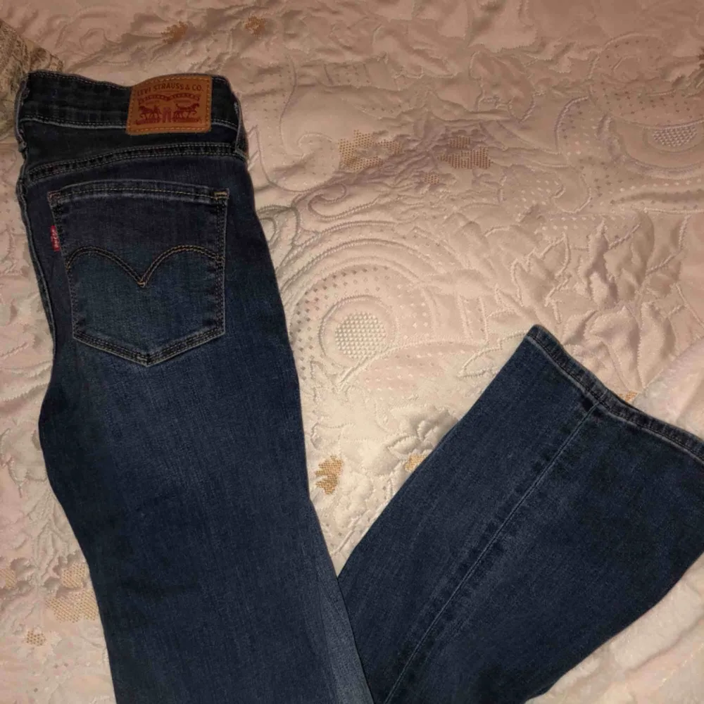 Ett par Levis jeans nästan helt oanvända! Fel storlek för mig tyvärr. De är low waist, bootcut modell, middle blue. Ord pris: 600kr! Passa pååååå❤️ Den som köper står för frakt! . Jeans & Byxor.