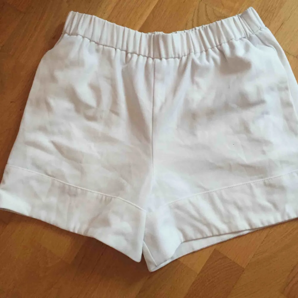 Jättefina vita  shorts som tyvärr är försmå För mig. Passar S-M Stl 38 Gina tricot Resår i midjan   . Shorts.