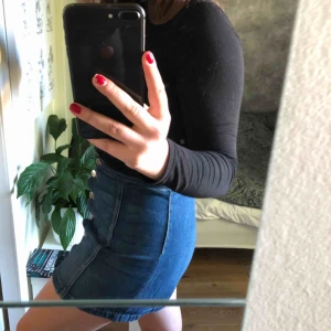  - Jeanskjol med knappar, så fin!! För liten för mig :( Fraktkostnad tillkommer.