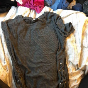  - 1: superfin t-shirt klänning i storlek s. Snörningar på sidan. 2: skitcool figursydd långärmad klänning i storlek s. 3: jättefin kjol i storlek s. Alla går till lite ovanför knäna. 50kr styck eller 100kr för alla.