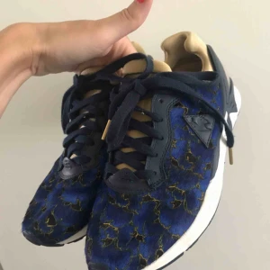  - Sneakers i väldigt bra skick, använda ett fåtal gånger!  Kan mötas upp i Stockholmsområdet eller posta, köparen står då för frakten ✨