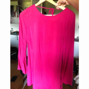  - Rosa klänning ifrån ginatricot, aldrig använd, storlek: 38. Köparen står för frakt 