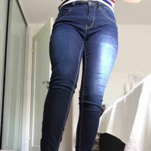  - Ett par mörkblåa jeans från only i storlek 27/32. Inte använd många gånger. Jensen är i ett bra skick och köpta på jeansbolaget. Köpare står för frakt. 