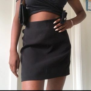  - Oanvänd kjol från monki i kostymbyx-material. Felfri och perfekt till sommaren. 