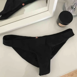  - Bikinitrosor från Nelly. Såklart aldrig använd. Frakten är inkluderad i priset. Betalning med swish