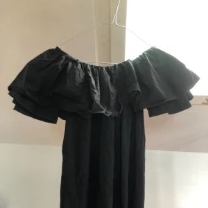  - Off shoulder klänning från Pull and Bear. Går ner på knäna på mig som är 162 cm. Bra skick. Pris exklusive frakt. Kan mötas i Stockholm.