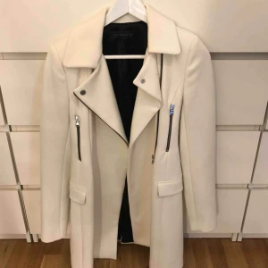  - Superfin kappa från Zara. Tyvärr aldrig använd då den var för liten för mig och jag tappat bort kvittot. Ursprungspris ca 1800kr.  Fråga ifall ni vill ha mer info eller fler bilder. Köparen står för fraktkostnad.