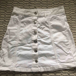  - Kjol från Gina tricot. Kan mötas upp i stockholm