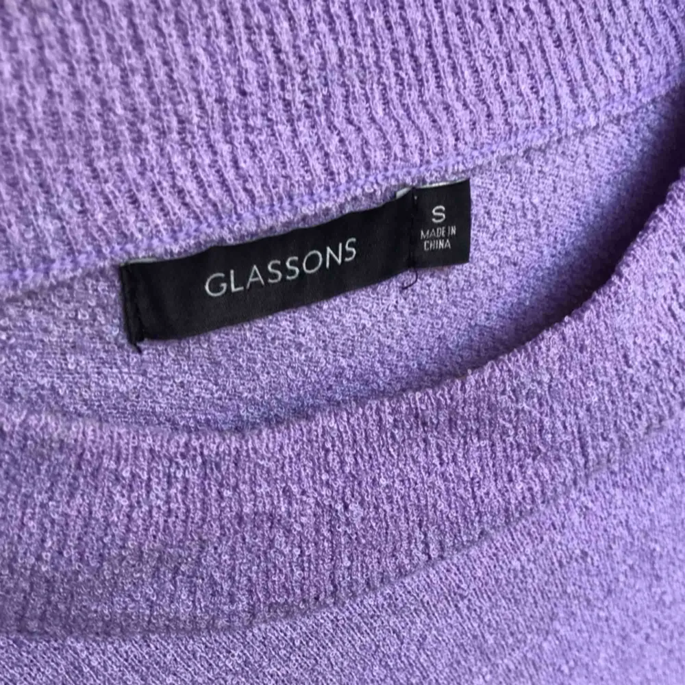 • Superfin ljuslila tröja från Glassons •  Inköpt i Melbourne, endast använd vid ett fåtal tillfällen. Så fin till både kjol och byxor  100 kr + frakt. Stickat.