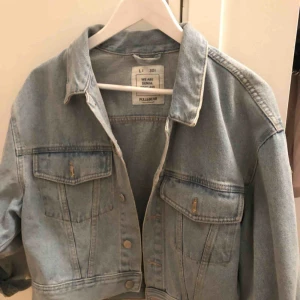  - Så snygg jeansjacka till sommaren! Storlek L men är som en oversized S. Köpt förra sommaren så den är sparsamt använd. Nypris 500 kr 🌹