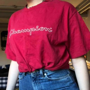  - Röd Champion t-shirt as snygg!! Frakt tillkommer 😇