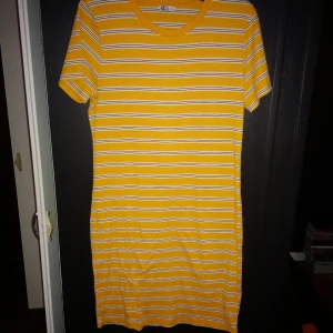  - Ribbad klänning, som ny! Nypris ca 200,,