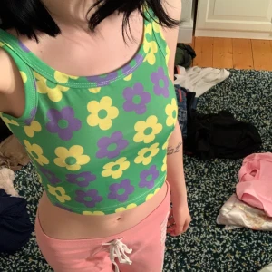 Topp - Topp med blommor från shein. Oanvänd, storlek s. 50 inkl frakt💜❣️💜❣️