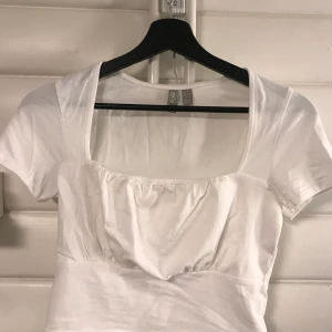 Vit tröja - En fin vit tröja som är använd fåtal gpnger från ASOS. inte genomskinlig eftersom de e ett dubbeltyg över bysten. Lite kortare så man kan kalla det för en magtröja. Det är en storlek S men skulle även passa M. Frakt tillkommer.