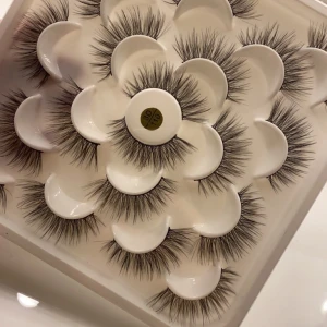 Lösögonfransar  - säljer 10 par otroligt fina lösögonfransar då jag precis börjat med xlash och inte kommer att få användning av de😕 så fina och naturliga men ändå långa. Skriv till mig privat ifall du är intresserad och vill få flera bilder. ord. pris 100kr 