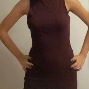 Ribbad klänning med krage strl XS  - Säljer en ribbad tunn vinröd klänning med lätt kort krage. Strl XS och ungefär till mina knän (157 cm). Passar till både sommar och vinter. Aldrig använd. 