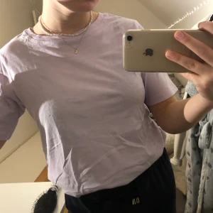Lila t-shirt  - Supercool ljuslila t-shirt som inte kommer till användning längre:( Den är i en pastelllila färg som synd bäst på sista bilden!