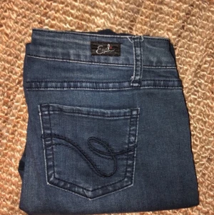 Lågmidjade blåa jeans  - Säljer mina lågmidjade jeans, supersköna o stretchiga! Passar mig i längden som är 170👍🏼👍🏼