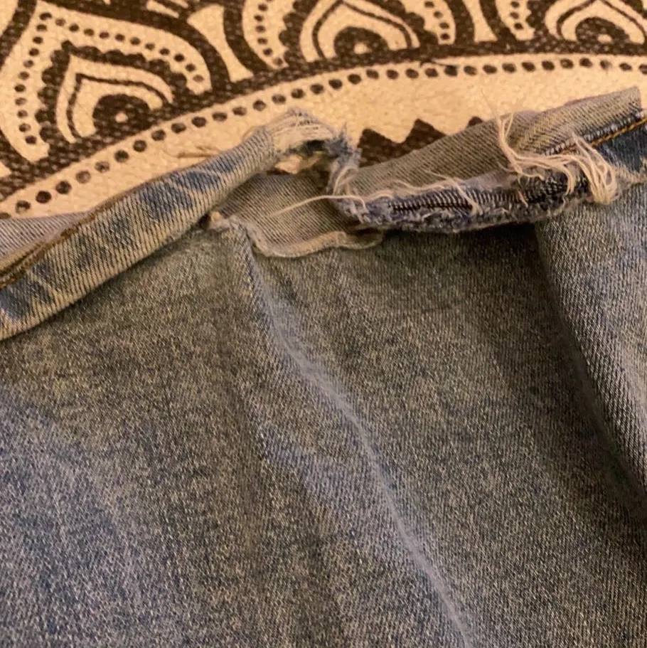 Jättefina utsvängda jeans från Zara i storlek 34! Jättefint skick förutom hålet längst ner (se bild tre)💗 Jag är 170 cm lång och brukar ha 34 i byxor💗. Jeans & Byxor.