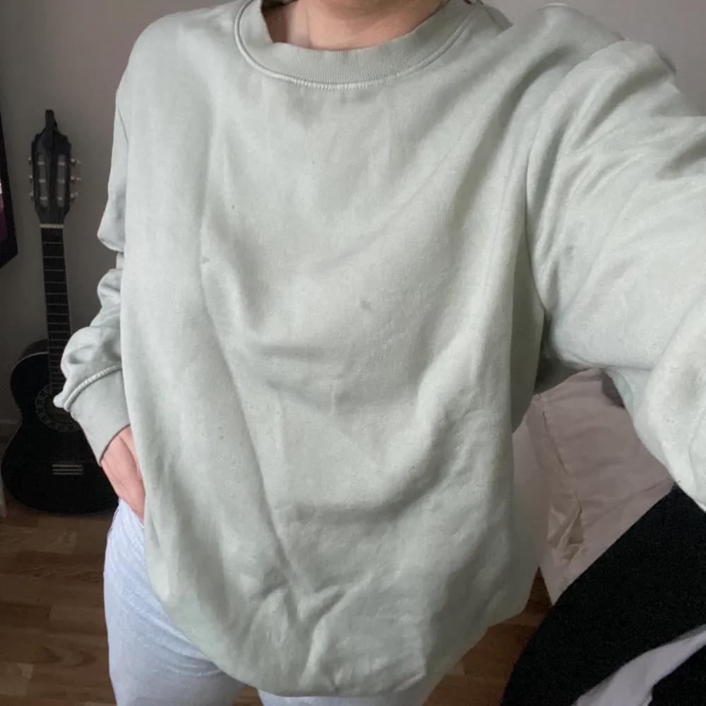 Superfin sweatshirt som inte längre kommer till användning💕 Köpt på HM för ca ett halv år sedan, det är herrmodell S✨ Passar mig som normalt har S/M🥰 FRAKT INGÅR I PRISET🌿. Tröjor & Koftor.