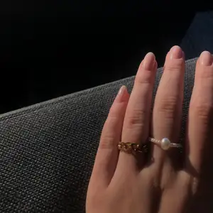 Luna ring i rostfritt stål, finns i silver och guld! 49kr🖤 Pärlad ring med sötvattenspärla 39kr! Beställ här eller på @kahlo.the.label på Instagram