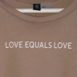 Kort linne med text - Kort linne köpt på H&M, använt 1-2 gånger. Storlek S. (Ser brunare ut på bilden, men är mer beiget i verkligen). Frakt 45kr.