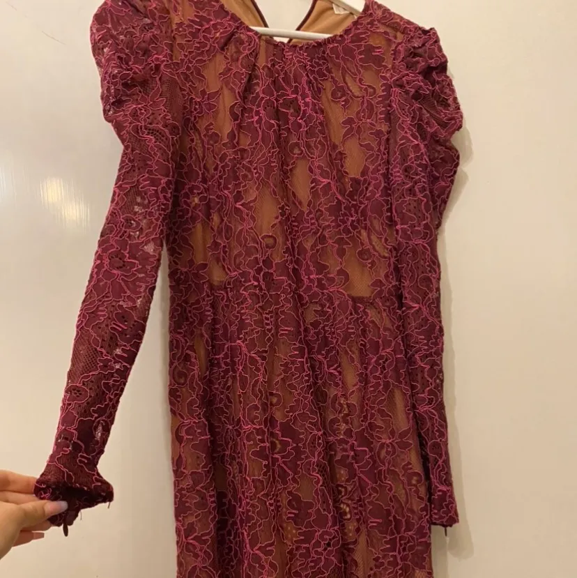 Säljer denna jätte fina michael kors klänningen som är använd ungefär 2-3 gånger och köpt för 3000 kr. Klänningen är i storlek 36. Skriv för bilder hur den sitter på 🤍. Klänningar.