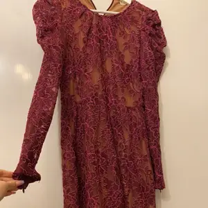 Säljer denna jätte fina michael kors klänningen som är använd ungefär 2-3 gånger och köpt för 3000 kr. Klänningen är i storlek 36. Skriv för bilder hur den sitter på 🤍