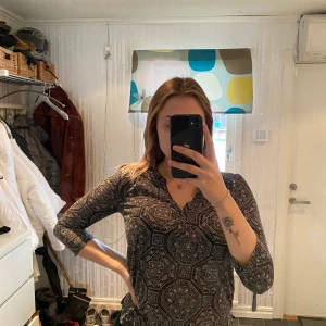 Blus - Hej, Jag säljer denna tunna blus ifrån H&M i storlek S. Jag är 176cm lång. Säljer den för 40kr och köparen står för frakten.