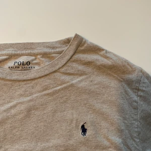 Ralph lauren tröja - Beige Ralph Lauren tröja i mycket bra skick. Passform M-L Köparen står för frakt:)