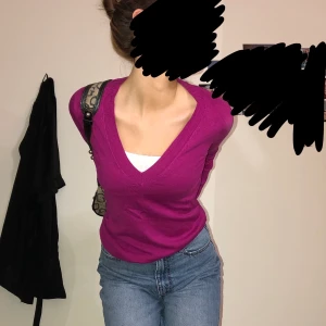 Lila tröja  - Sjukt söt v-ringad tröja med vintage feeling 💜