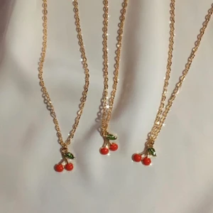 körsbär halsband - cherry halsband 🍒🤍 39:- + frakt 11 kr ♡ - körsbärshänge - guldfärgad kedja ca 40 cm - förlängning ♡ - beställ via celeste.etsy.com - celestesmycken @ instagram 🤍✨ ♡ #smycken #halsband #körsbär