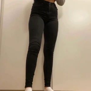Levi’s Highwaisted skinny jeans - Svarta skinny Levis jeans i Stretchigt och skönt material, högmidjade. Långa å bra i benen. Sitter hur bra som helst.  