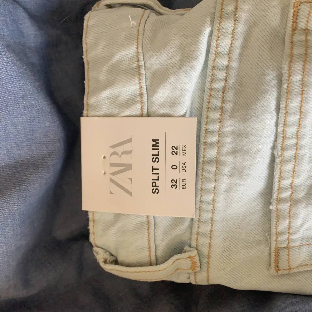 Ljusblåa slitsjeans från Zara. Helt oanvända och lappar finns kvar💕. Jeans & Byxor.