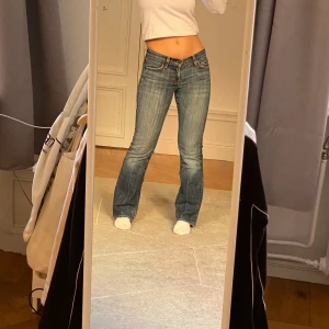 Lågmidjade blå jeans  - Säljer dessa pga ingen användning. De är i jätte fint skick och är från ett dyrt märke från för längesen. 