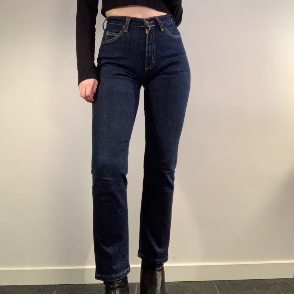 Högmidjade mörkblå jeans från Lee i W28L29. Midjemått 66cm, längd 98 cm. Frakt 66kr.. Jeans & Byxor.