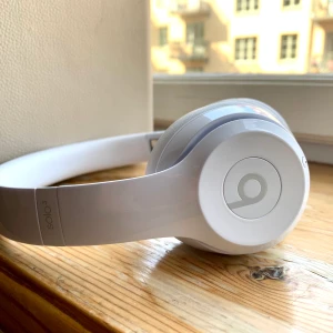 Beats Solo3 Wireless - Säljer ett par vita Beats Solo3 hörlurar. Väldigt fint skick och använda max 5 gånger. Medföljer: USB-sladd för laddning, sladd för användning och fodral. 