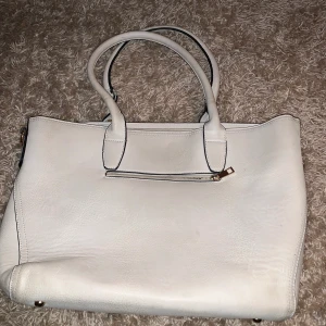 Beige handväska - Använd beige handväska i fint skick. 