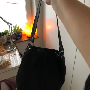 Väska - Hej!!! Säljer en väska för den kommer inte till användning!!! Den är ganska stor så man får plats med mkt bra💕🌙💫💥den har innerfickor oxå!!!! Kan mötas upp i uppsala eller sthlm<3