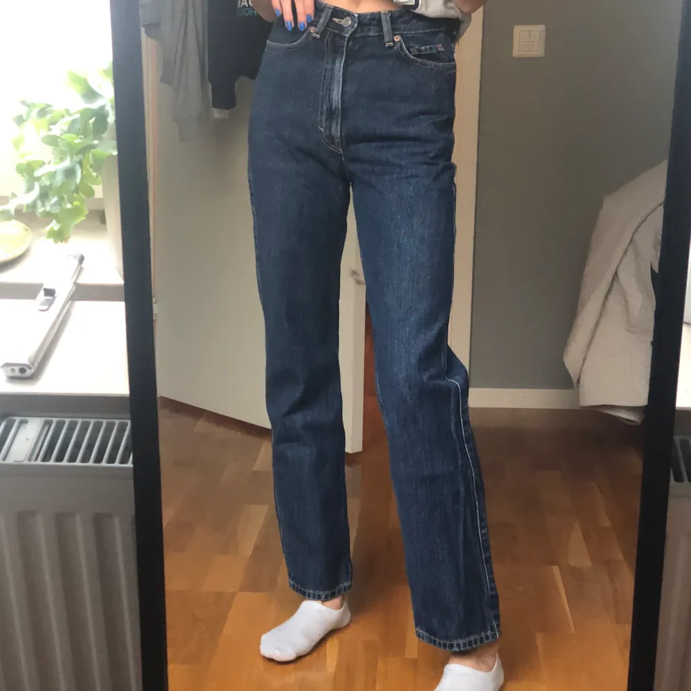 Snygga och bekväma jeans från weekday i modellen rowe. Dem är i strl 24/30 och har blivit förkorta för mig (jag är 1,69) hör gärna av dig om du är intresserade. Obs inga märken eller slitningar på jeansen :). Jeans & Byxor.