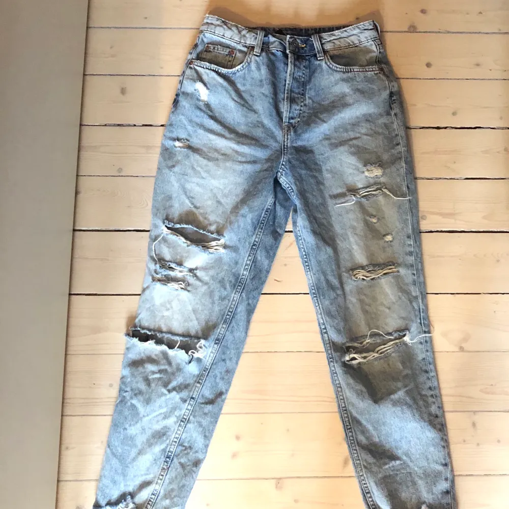 Hej säljer mina skit fina jeans som jag köpte på HM för ett tag sen. Nästan helt oanvända och i bra skick. Säljer för att det inte riktigt är min stil längre.. Jeans & Byxor.
