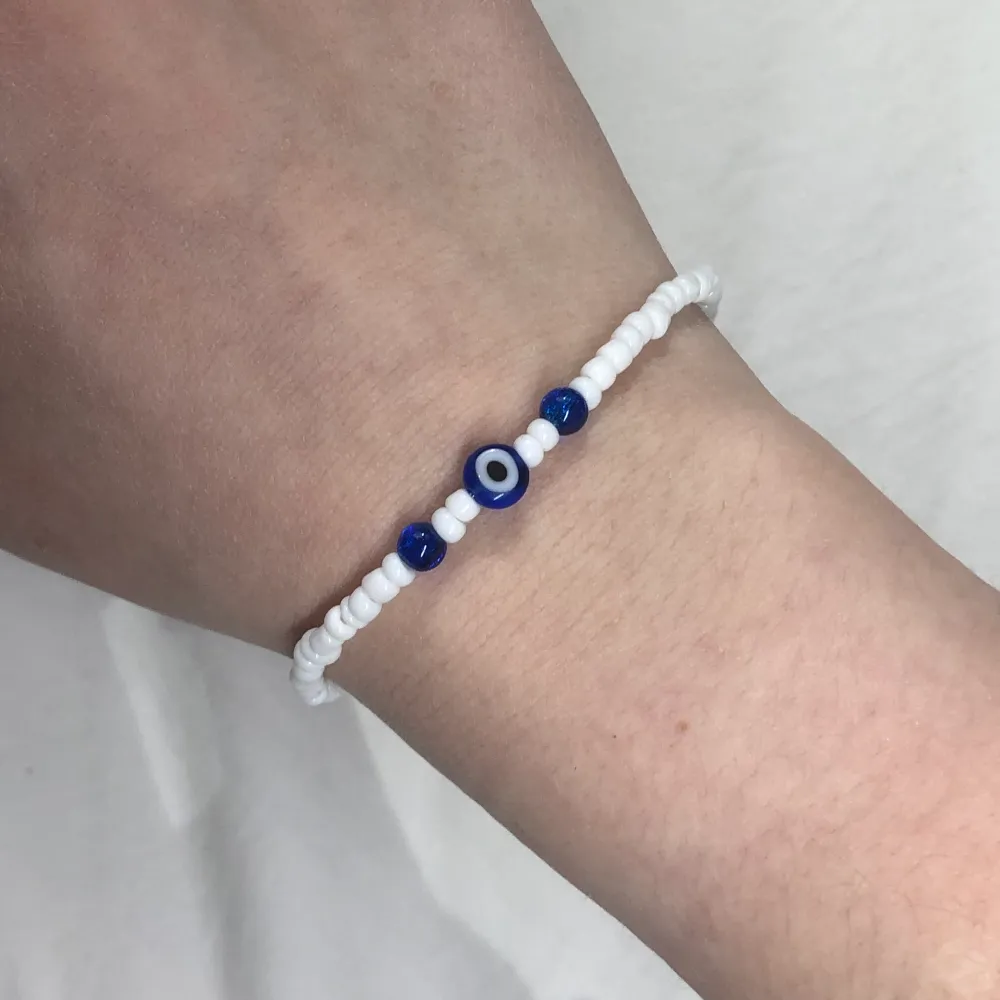 Nu säljer jag detta armband som jag har gjort själv. Tråden är elastisk så går att stretcha ut ganska mycket. 25 kr + frakt 💕💕 Det går även att kontakta mig och designa ditt egna armband, har de flesta olika pärlor och kan göra tusen olika kombinationer.. Accessoarer.