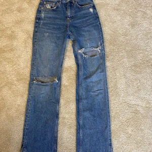 Pull&bear jeans - Säljer mina skitsnygga raka jeans från pull&bear i jättebra skick💙 Nypris: 399kr men de är helt slutsålda!! BUDA I KOMMENTARERNA ELLER KÖP DIREKT FÖR 350 + frakt!!! •Köparen står för frakt och betalning sker via swish•